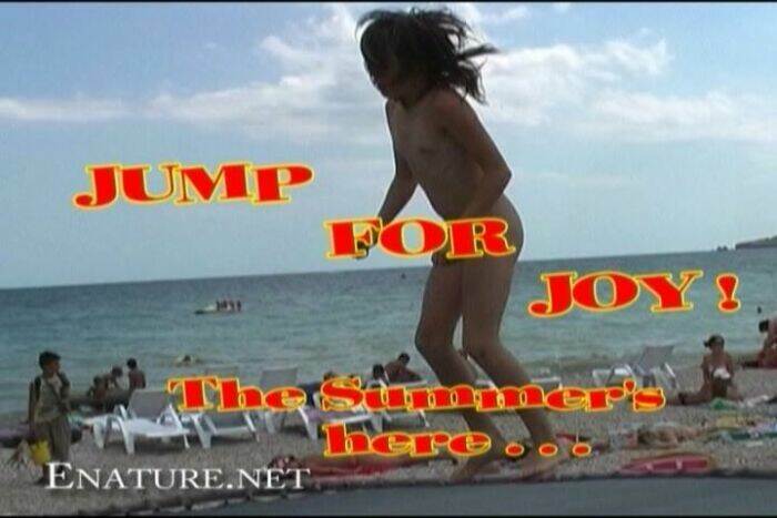 Jump for Joy!The Summer's Here-Family Naturism  喜びのためにジャンプ！夏はここにある