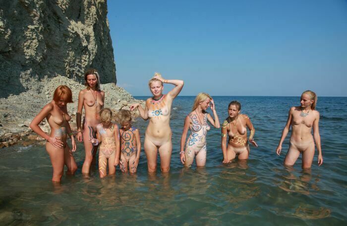 NEW!!! PureNudism 2013-Naturist Family Events Picture [Wading Shallow Waters Series]  浅瀬を渡る